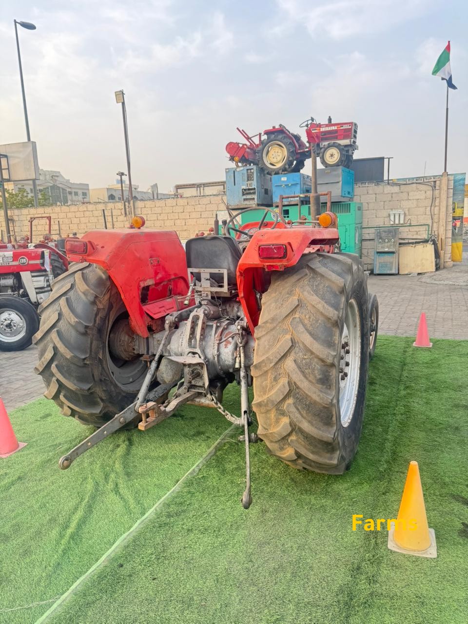 جرار ماسي فيرغسون 165 – كارونه مربعة، إنجليز